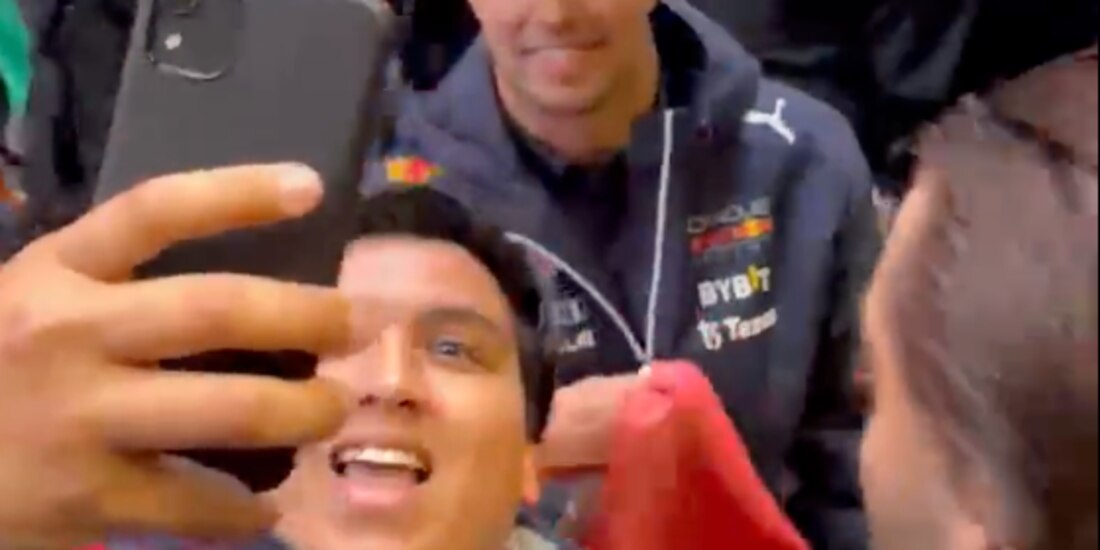 Checo Pérez se tomó tiempo para atender a los aficionados que lo recibieron afuera del hotel en el que se hospeda en Canadá.