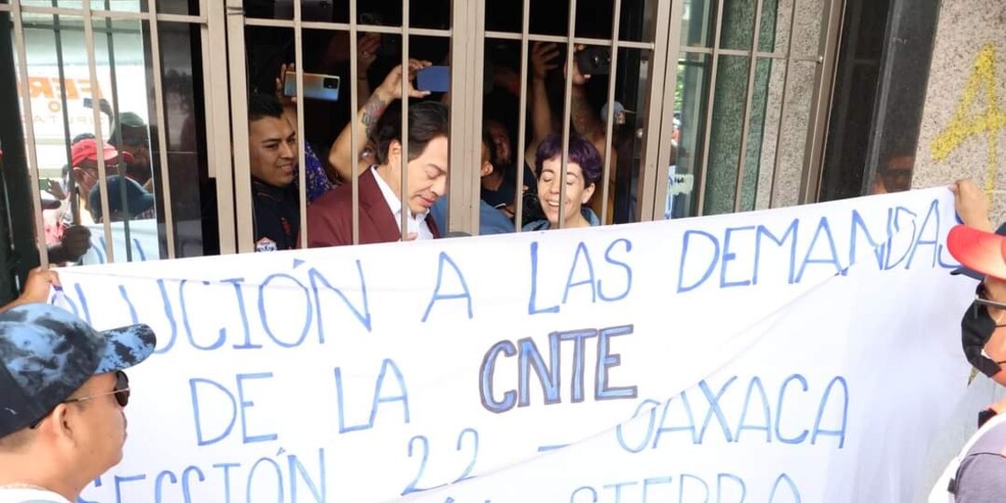 Mario Delgado, ayer, atrapado en la sede de Morena, por la protesta de maestros.