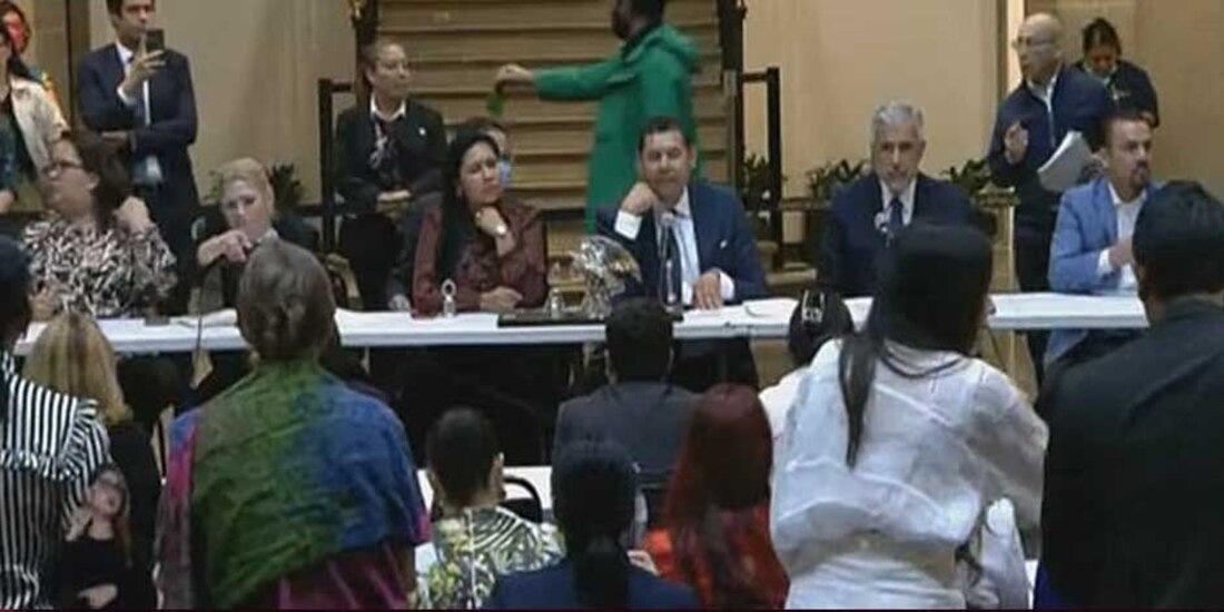 Senado reanuda sesión en sede alterna tras toma de tribuna