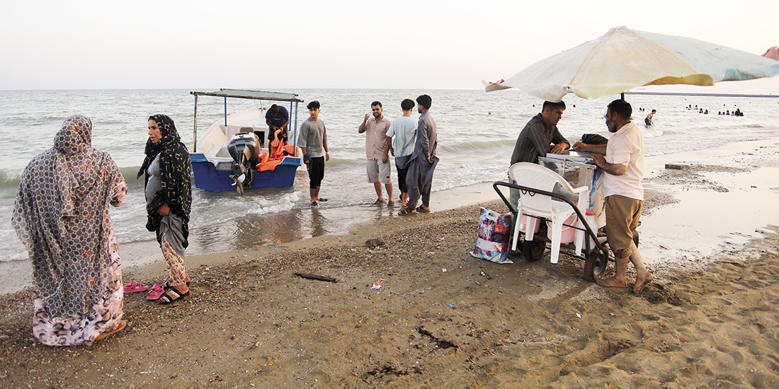 Gente pasa el día en la playa de Bandar Abbas, Irán, ayer, la cual fue atacada por Estados Unidos el miércoles.