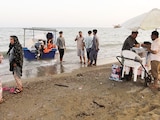 Gente pasa el día en la playa de Bandar Abbas, Irán, ayer, la cual fue atacada por Estados Unidos el miércoles.