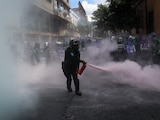 Una de las ateneas extingue el fuego en la manifestación del 28-S.