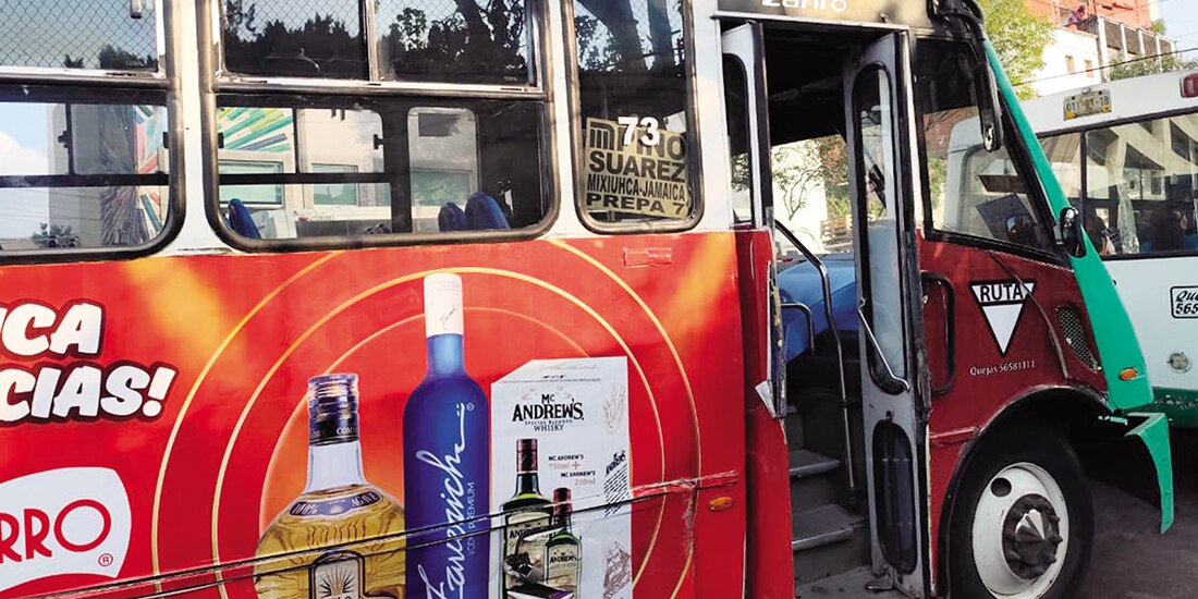 Unidad de transporte sin las calcomanías de la nueva tarifa, ayer.