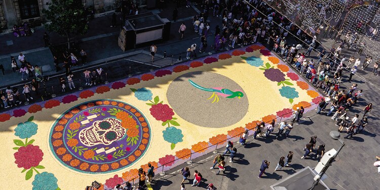 En la calle 20 de Noviembre, esquina con el Zócalo capitalino, las autoridades instalaron un tapete monumental.