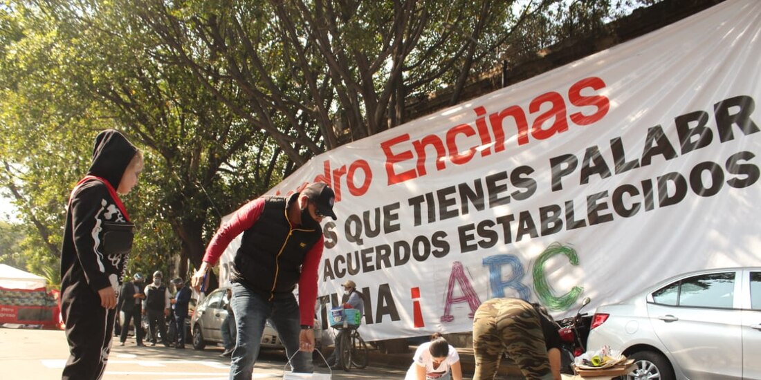 Las madres y padres de familia se encuentran a las afueras de la Secretaría de Gobernación.