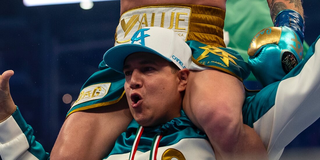 Saúl "Canelo" Álvarez celebra una de sus victorias tras una pelea de box el año pasado.