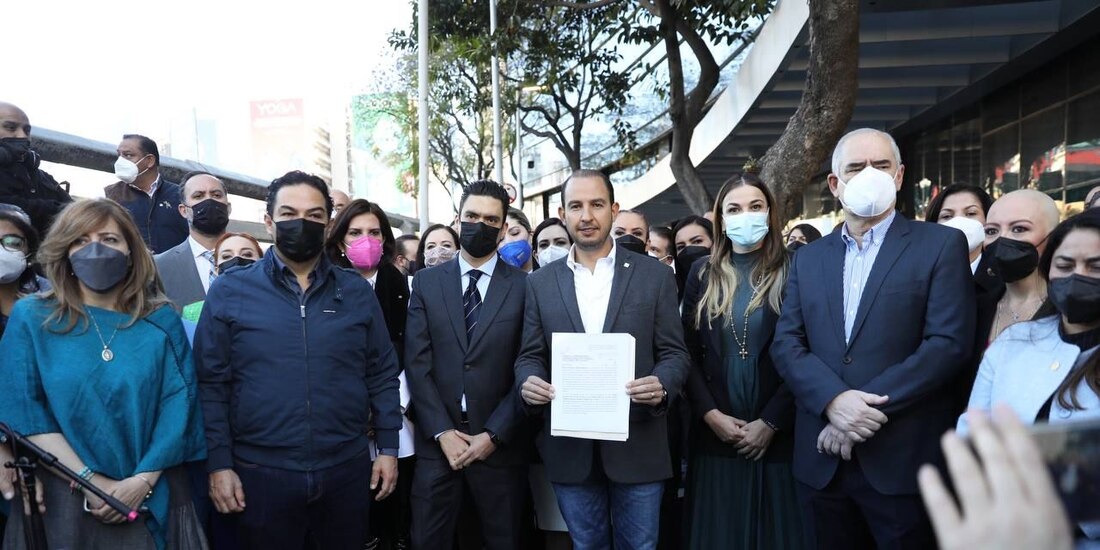 Líderes de Acción Nacional en las instalaciones de la FGR.