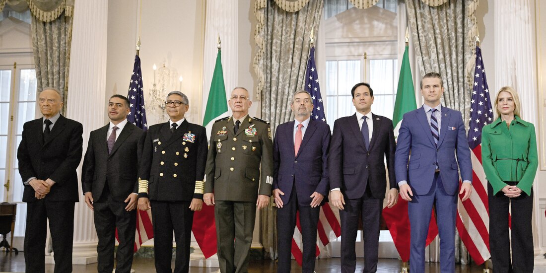 De izq a der.: Alejandro Gertz, Omar García Harfuch, Raymundo Pedro Morales, Ricardo Trevilla, Juan Ramón de la Fuente, Marco Rubio, Pete Hegseth y Pam Bondi.