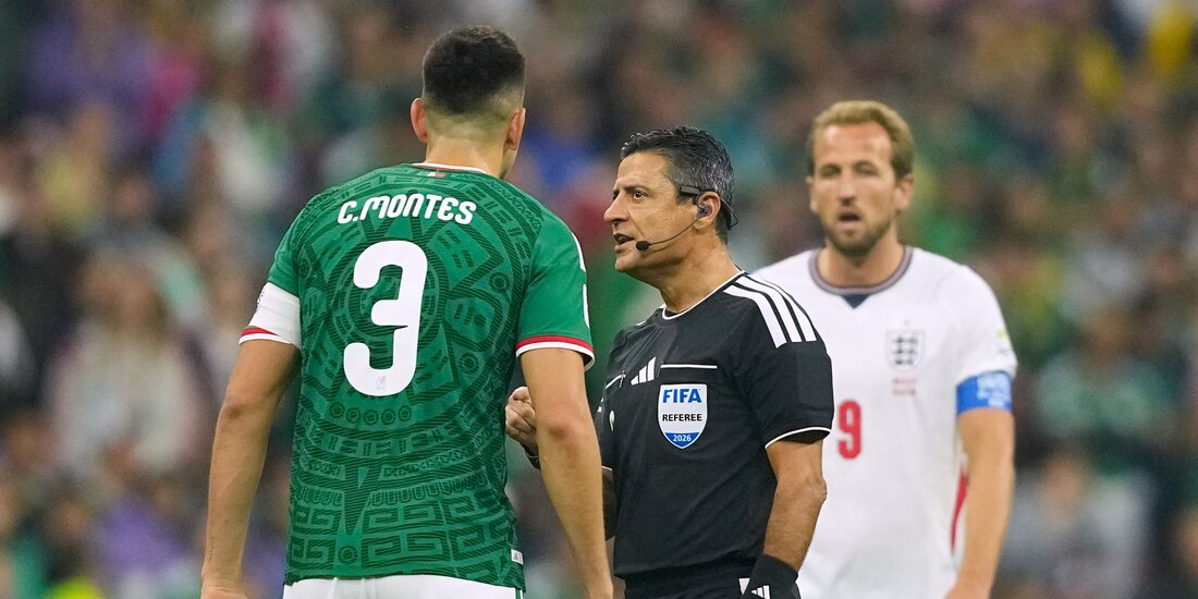 El árbitro Alireza Faghani de Australia habla con César Montes.