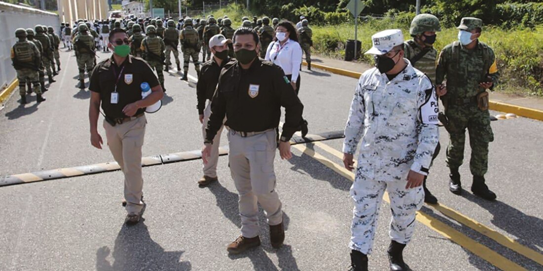 Fuerzas federales recorren inmediaciones del río Suchiate, ayer.