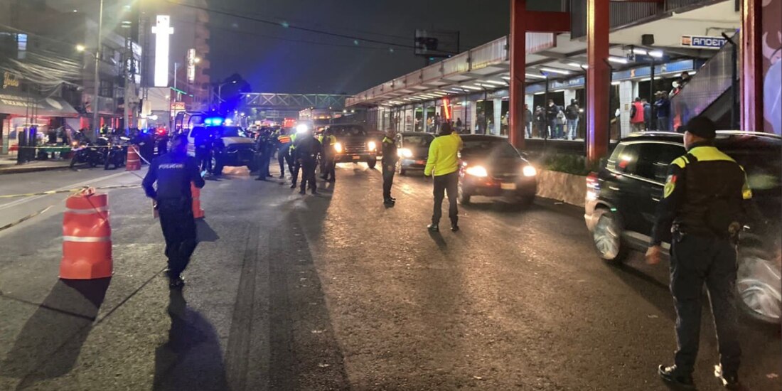 Los policías fueron atropellados a la altura del Metro General Anaya; uno falleció en el lugar y los demás fueron trasladados a un hospital.