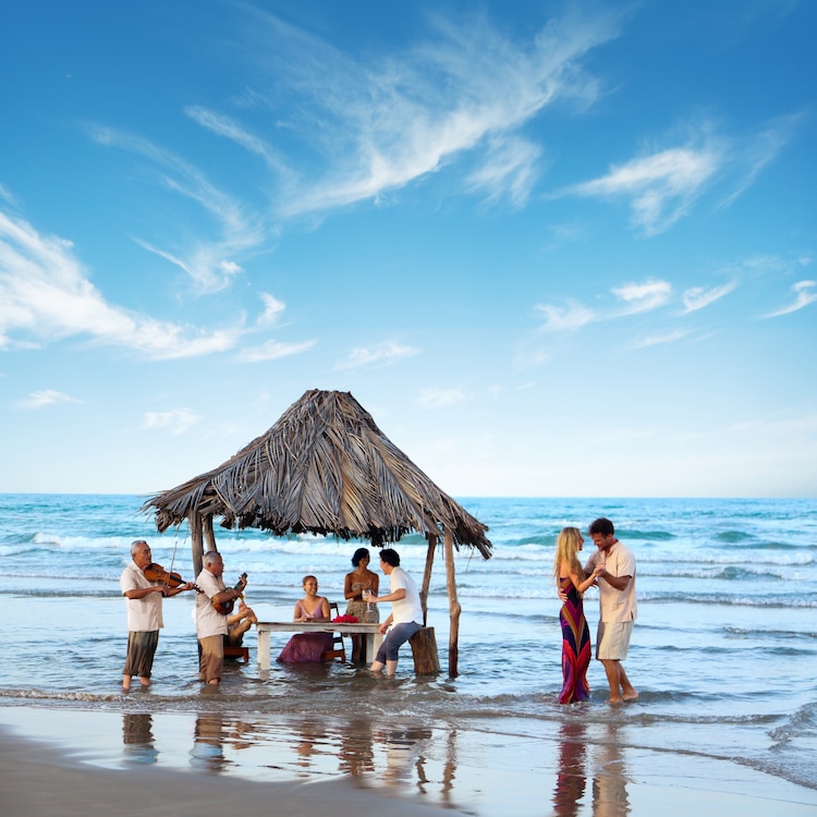 Turistas disfrutan de la música tradicional del estado, en Tuxpan.