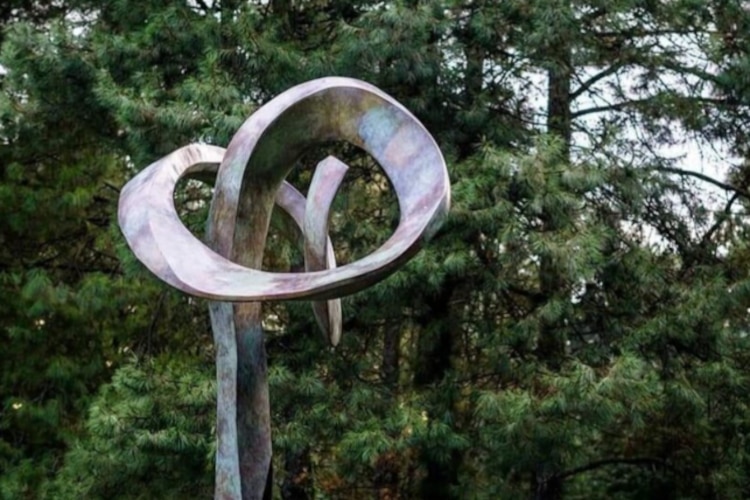 Futurum Ligno, escultura en Rancho Jesús María, ubicada en Valle de Bravo.