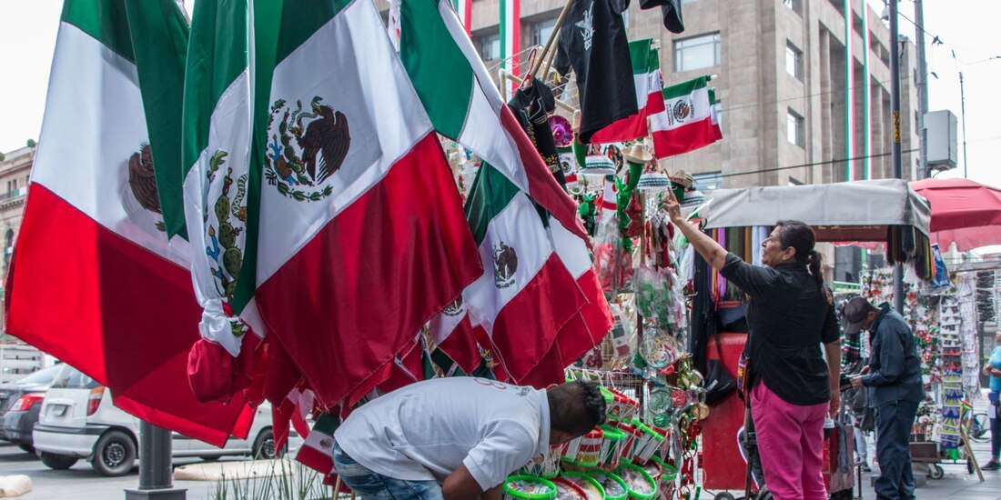 Venta de motivos patrios en el Zócalo de la Ciudad de México, el año pasado.