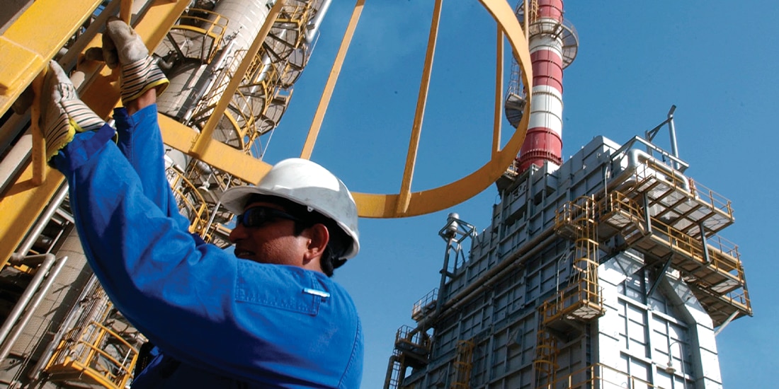 UN TÉCNICO petrolero en una refinería en Jebel Ali, EAU, en una foto de archivo.