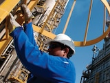 UN TÉCNICO petrolero en una refinería en Jebel Ali, EAU, en una foto de archivo.