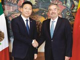 Juan Ramón de la Fuente (der.) con Chen Daojiang, ayer, en reunión de trabajo.