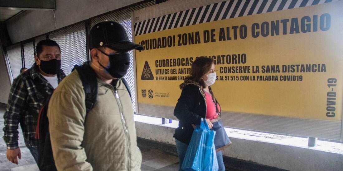 Usuarios del Metro, en la estación Politécnico terminal de la linea 5 del STC.