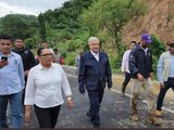 AMLO llega a Acapulco para evaluar daños por huracán 'Otis'.