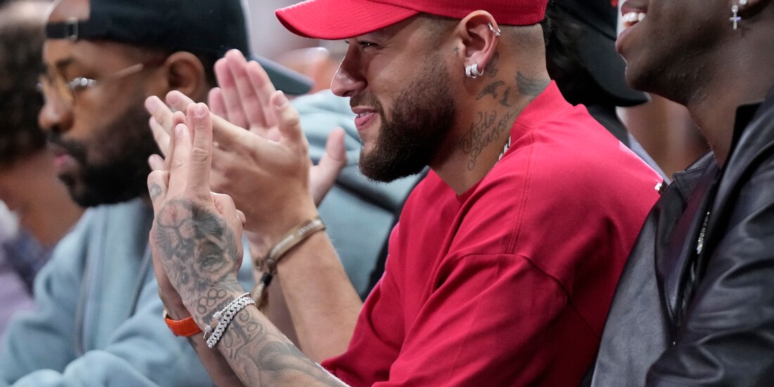 Neymar observa el cuarto partido de las Finales de la NBA entre el Heat de Miami y los Nuggets de Denver