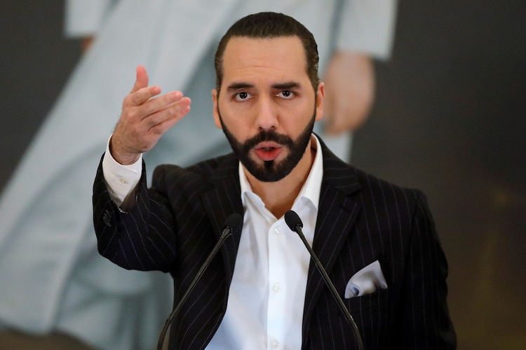 El presidente Nayib Bukele se describe como "dictador de El Salvador" en Twitter
