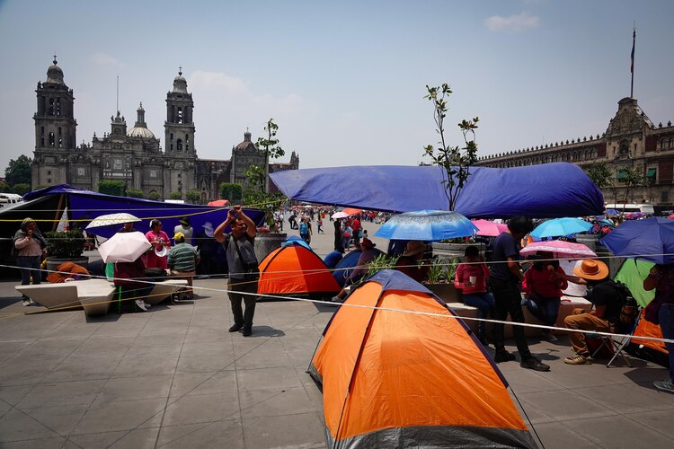 Docentes adheridos a la CNTE instalan un campamento en el Zócalo, ayer.