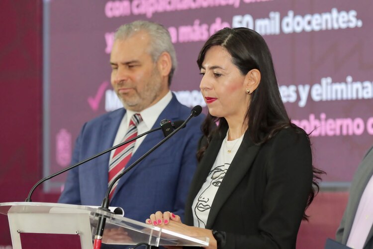 Alfredo Ramírez Bedolla y la secretaria de Educación, Gabriela Molina Aguilar.