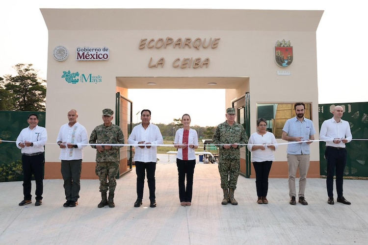 Claudia Sheinbaum, presidenta de México (centro), visitó Palenque, Chiapas, este 1 de mayo.