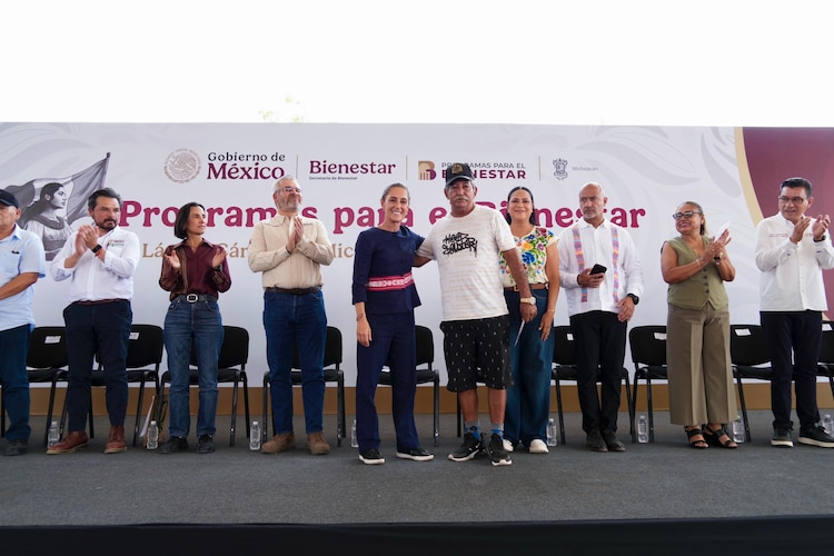 Sheinbaum Pardo reafirma el compromiso de atender las causas de la violencia mediante el desarrollo social en Michoacán.