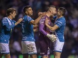 Jugadores del Puebla festejan el penalti que Antony Silva le detuvo a Rogelio Funes Mori en el duelo de la Jornada 6 de la Liga MX entre La Franja y el Monterrey.