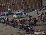 Cientos de migrantes acamparon en los muros fronterizos, el pasado 9 de mayo.
