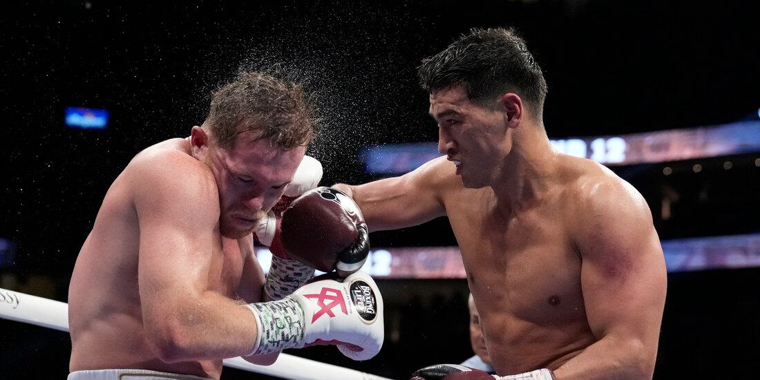 El ruso Dmitry Bivol asesta un puñetazo al mexicano Saúl "Canelo" Álvarez, el sábado 7 de mayo de 2022, en Las Vegas.