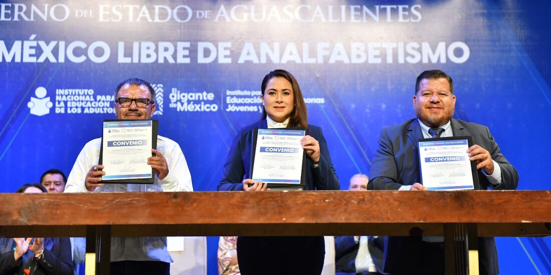 Al centro de la imagen la Gobernadora de Aguascalientes.