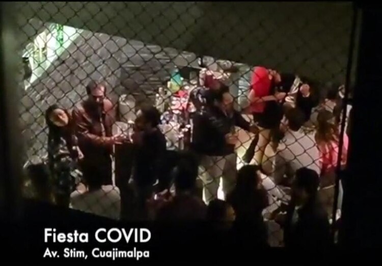 Residentes se niegan a terminar su fiesta pese a que la Ciudad mantiene semáforo rojo.