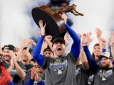 Freddie Freeman, de los Dodgers, celebra con el trofeo de MVP de la Serie Mundial 2024