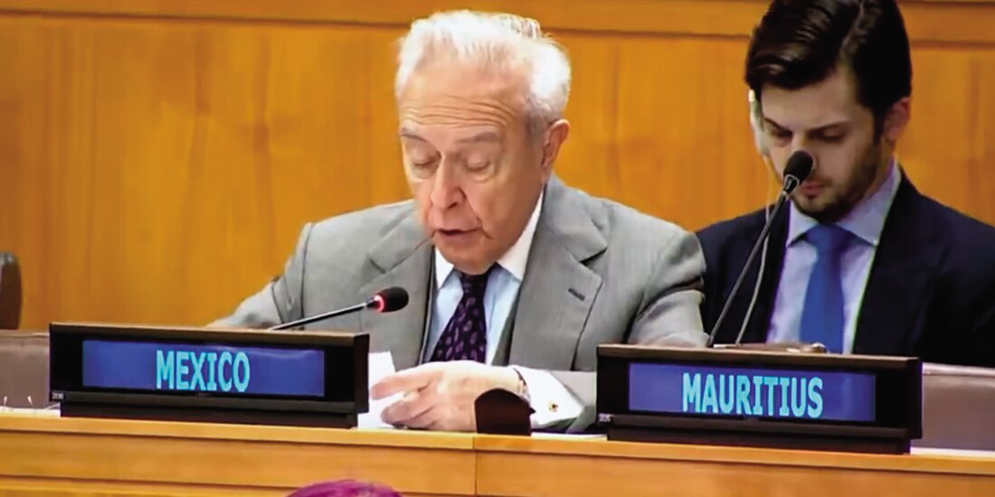 El embajador de México ante la ONU, Héctor Vasconcelos (izq.), en la Asamblea del CED el pasado 21 de octubre.