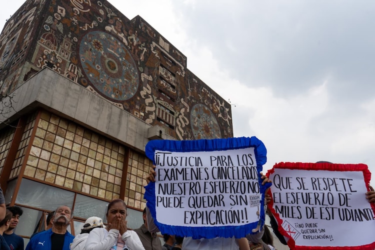 Aspirantes a la UNAM se manifiestan por irregularidades en proceso de admisión.