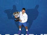 Novak Djokovic, ayer, con el trofeo obtenido en Melbourne.