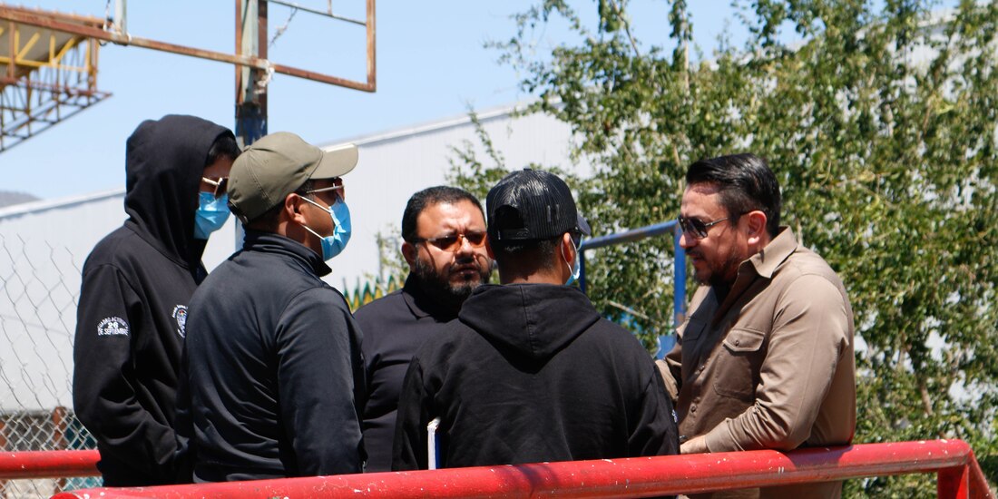 El secretario de Gobierno estatal y el director de Gobernación en Guerrero, ayer, con tres representantes de la Normal de Ayotzinapa.