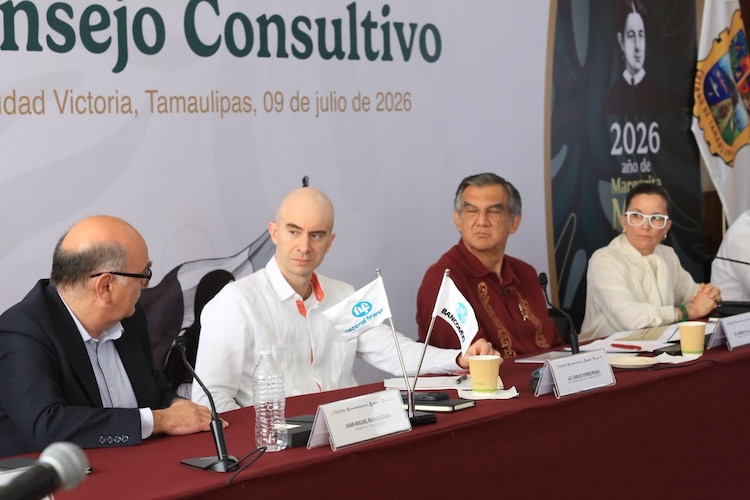 El gobernador Américo Villarreal Anaya y Carlos Torres Rosas durante la sesión del Consejo Consultivo en Ciudad Victoria.