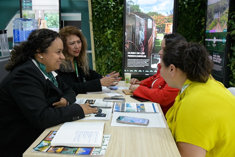 Tren Maya deslumbra en FITUR 2025.