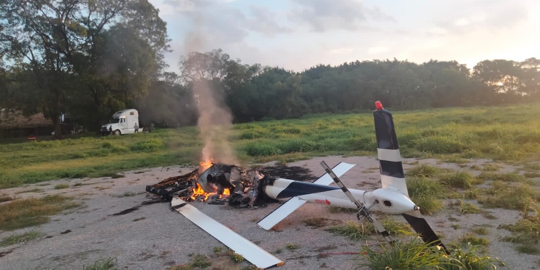 Incendian helicóptero privado y asesinan a cuatro personas en Tamasopo, San Luis Potosí