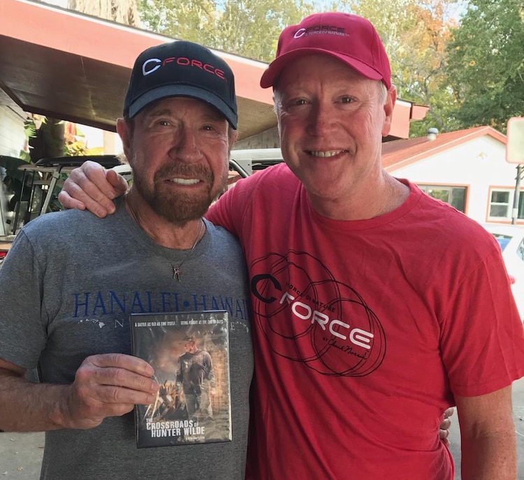 Chuck Norris y su hijo Mike Norris