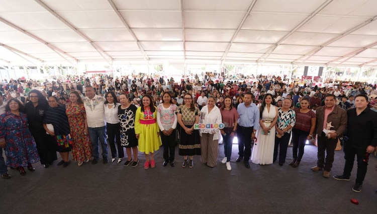 Más de doscientos veinte creadores de diversas entidades se congregan para exhibir piezas únicas de alfarería, laca, madera tallada y textiles finos.