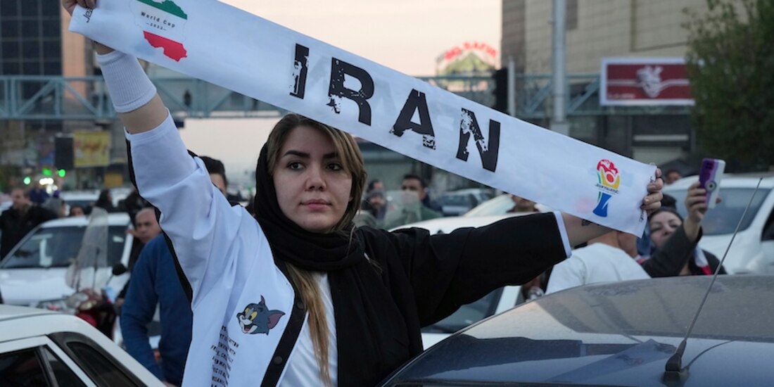 Ciudadanos iraníes aprovechan la sede del Mundial para protestar contra el gobierno de Raisi.