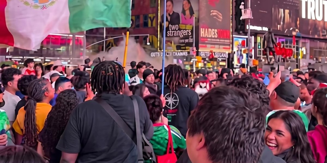 Mexicanos toman Times Square tras triunfo de la Selección Mexicana en el Mundial 2026.