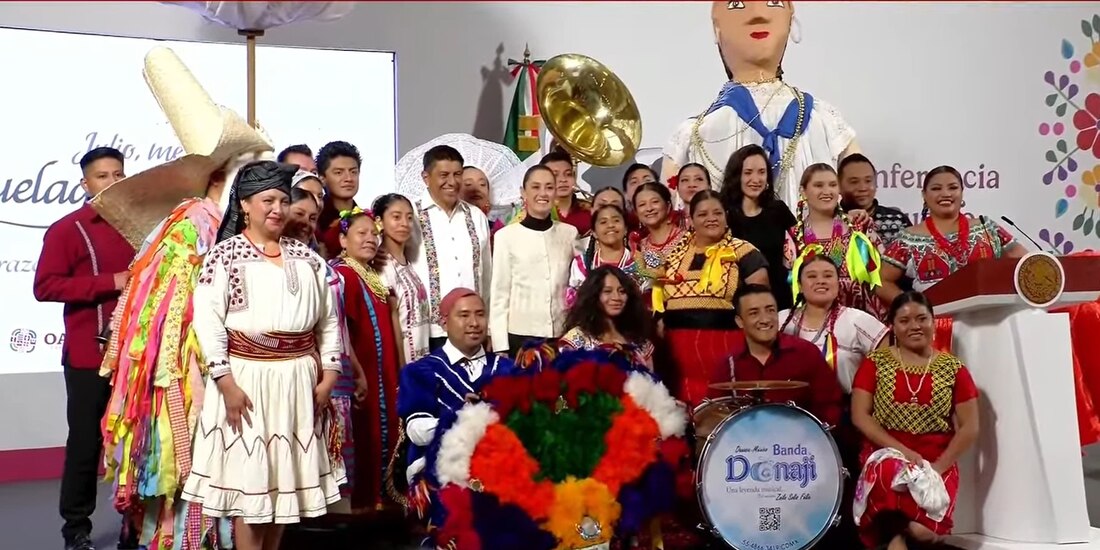La Presidenta de México con artistas oaxaqueños.