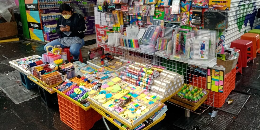 Comerciantes de útiles escolares tuvieron poca afluencia de venta en CDMX, ayer.