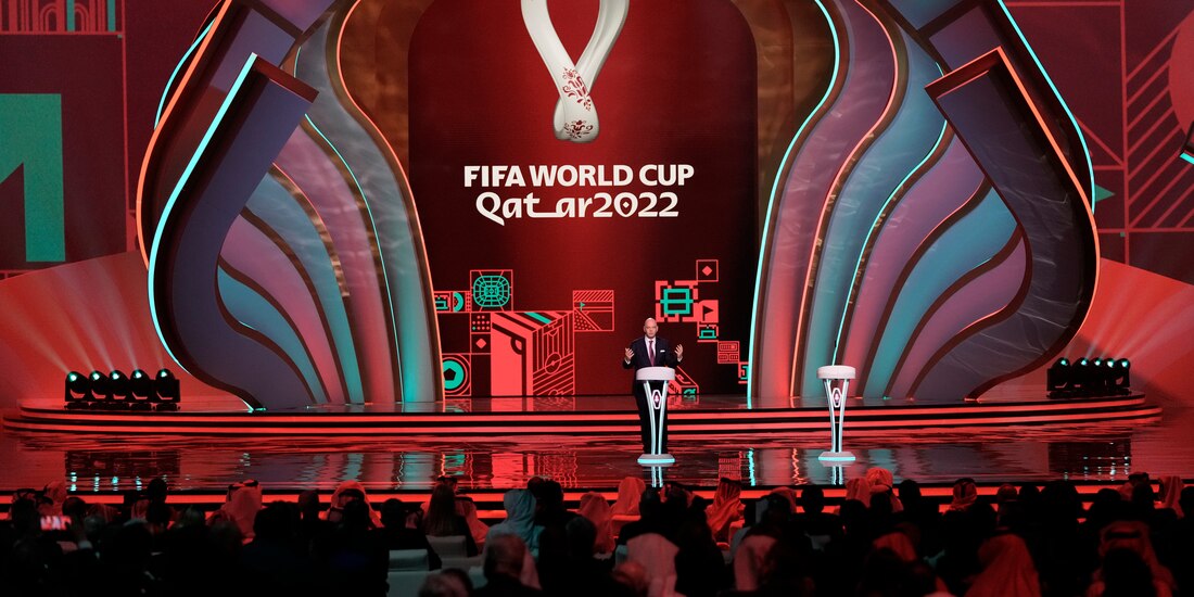 Gianni Infantino, presidente de la FIFA, da un discurso antes del sorteo del Mundial Qatar 2022.
