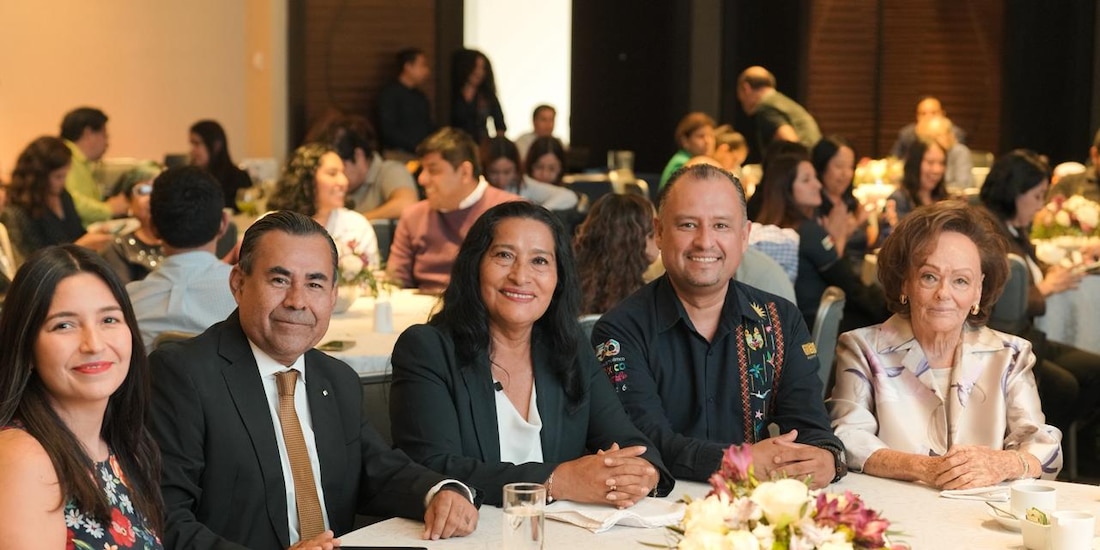 Al centro de la imagen Abelina López Rodríguez.